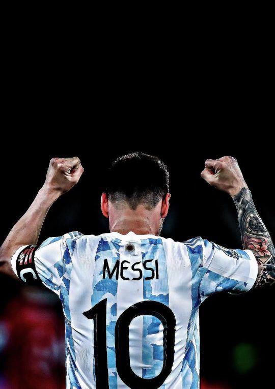 斯洛特执教利物浦遭遇挑战，进攻防守问题突出，萨拉赫争议，压力倍增。