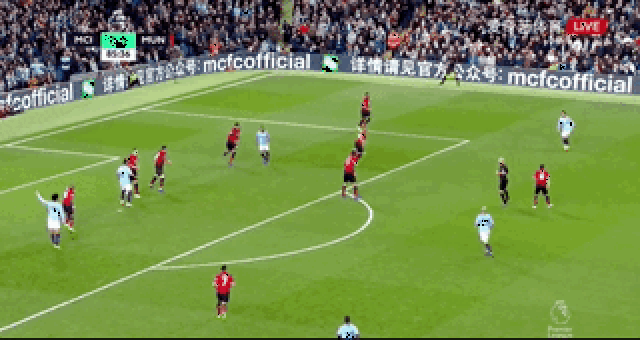 球迷：这人能飞吧？