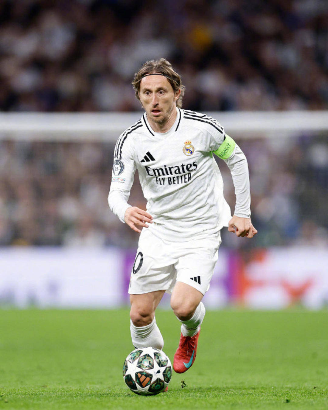 足球曝英超豪门盯上天才中卫，报价或破纪录