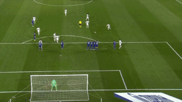 理性追星，新鹏城vs成都赛后有球迷跳下看台与韦世豪合影